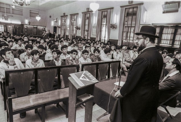 Rabbi Ovadia Yosef speaking to religious students before their induction into the IDF (1973).  Photo: Israel Sun 