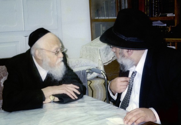 Rabbi Aryeh Ginzberg in discussion with Rav Elyashiv. Photo courtesy of Rabbi Ginzberg