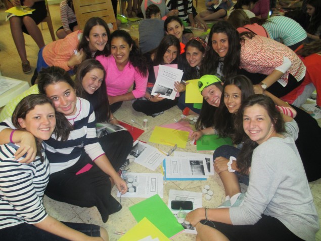 Michlelet participants prepared packages with tea lights, the berachah for hadlakat neirot and the tefillah for chayalim. They then distributed the packages in malls and shopping centers, encouraging women to light Shabbat candles in the zechut of the chayalim.