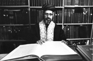 Rabbi Ovadia Yosef learning in his home (October 18, 1972). Photo: Israel Sun 