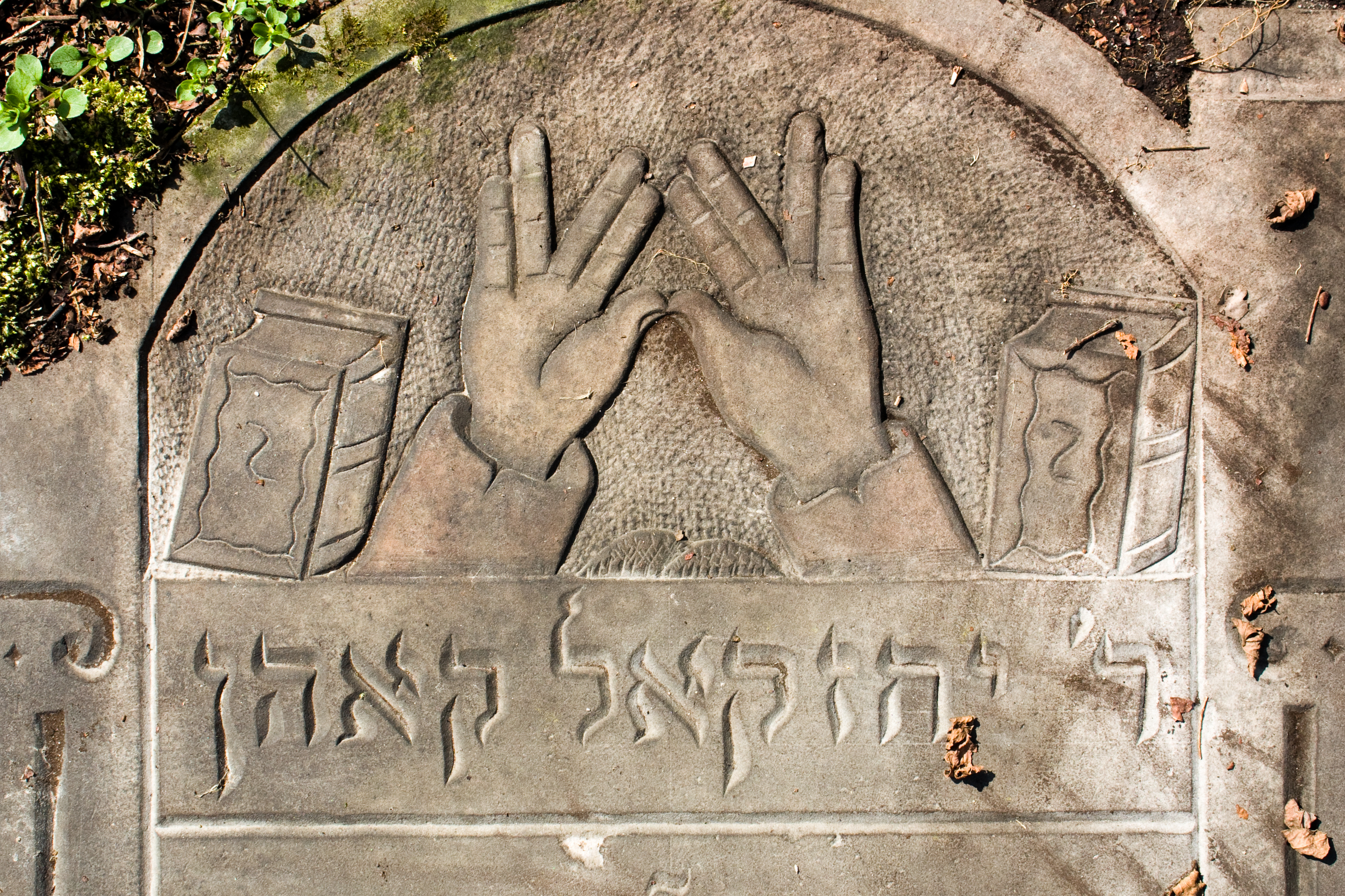 birkat-kohanim-kohen-hands-gravestone-shin-shutterstock_53211625.jpg
