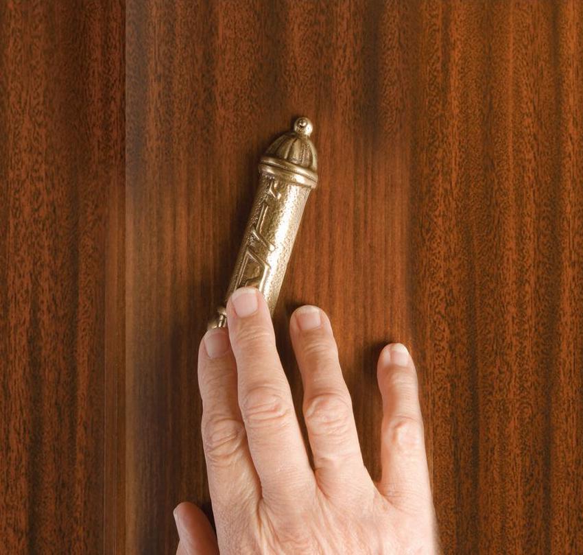 what-s-the-truth-about-kissing-the-mezuzah-jewish-action